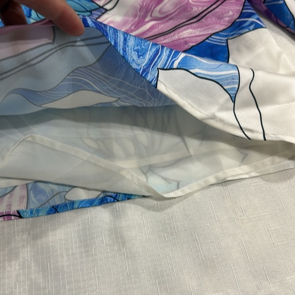 (A5) GUESS BY MARCIANO FLORAL FLOWY BLOUSE
WITH OPEN SHOULDERS
SIZE M, satin - Picture 9 of 16